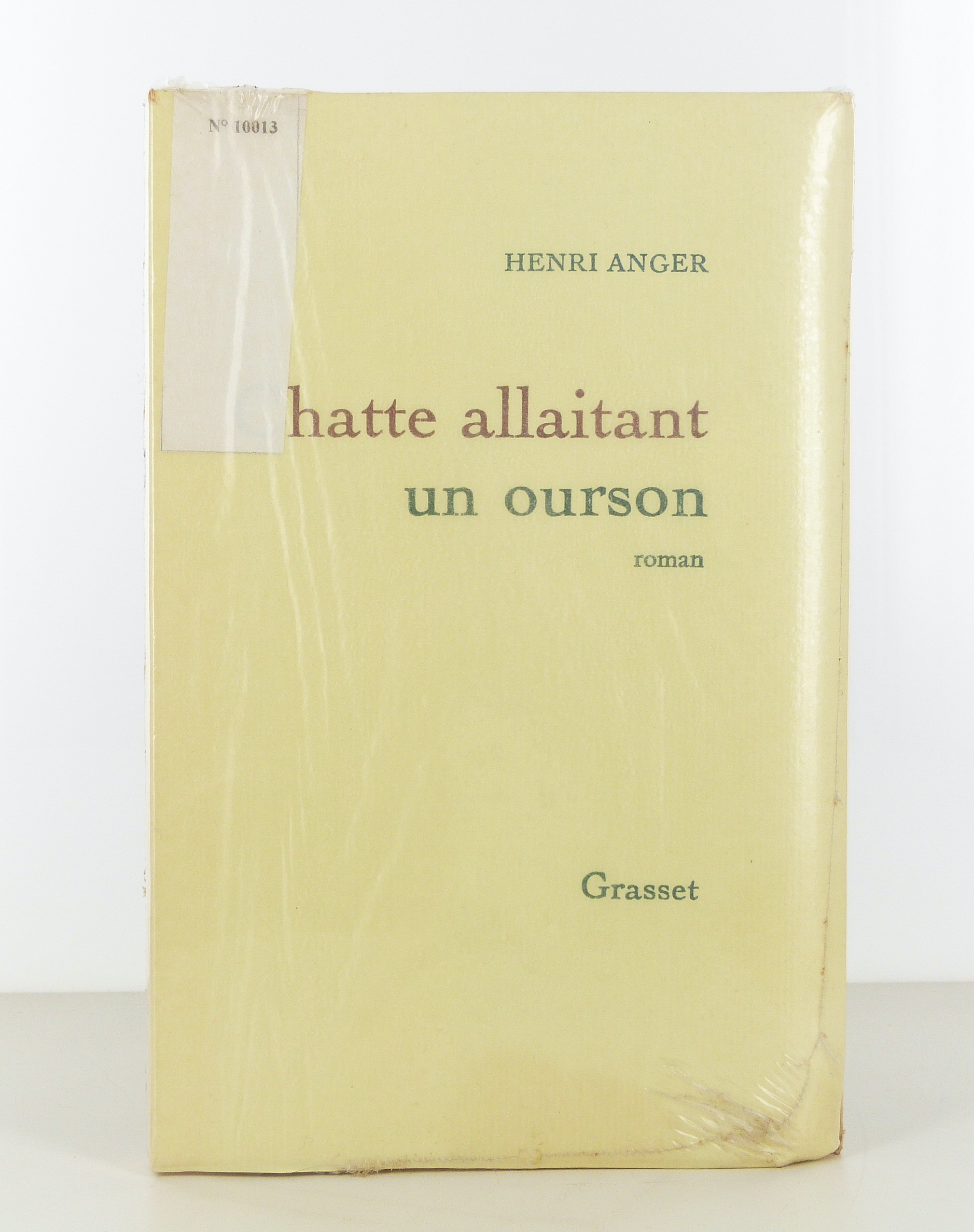 Chatte allaitant un ourson