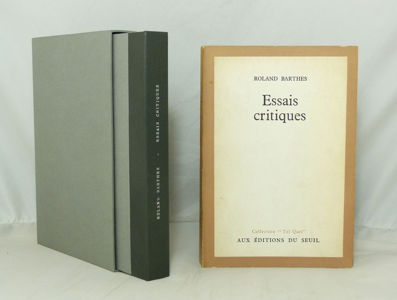 Livre et étui-chemise de Essais critiques Roland Barthes