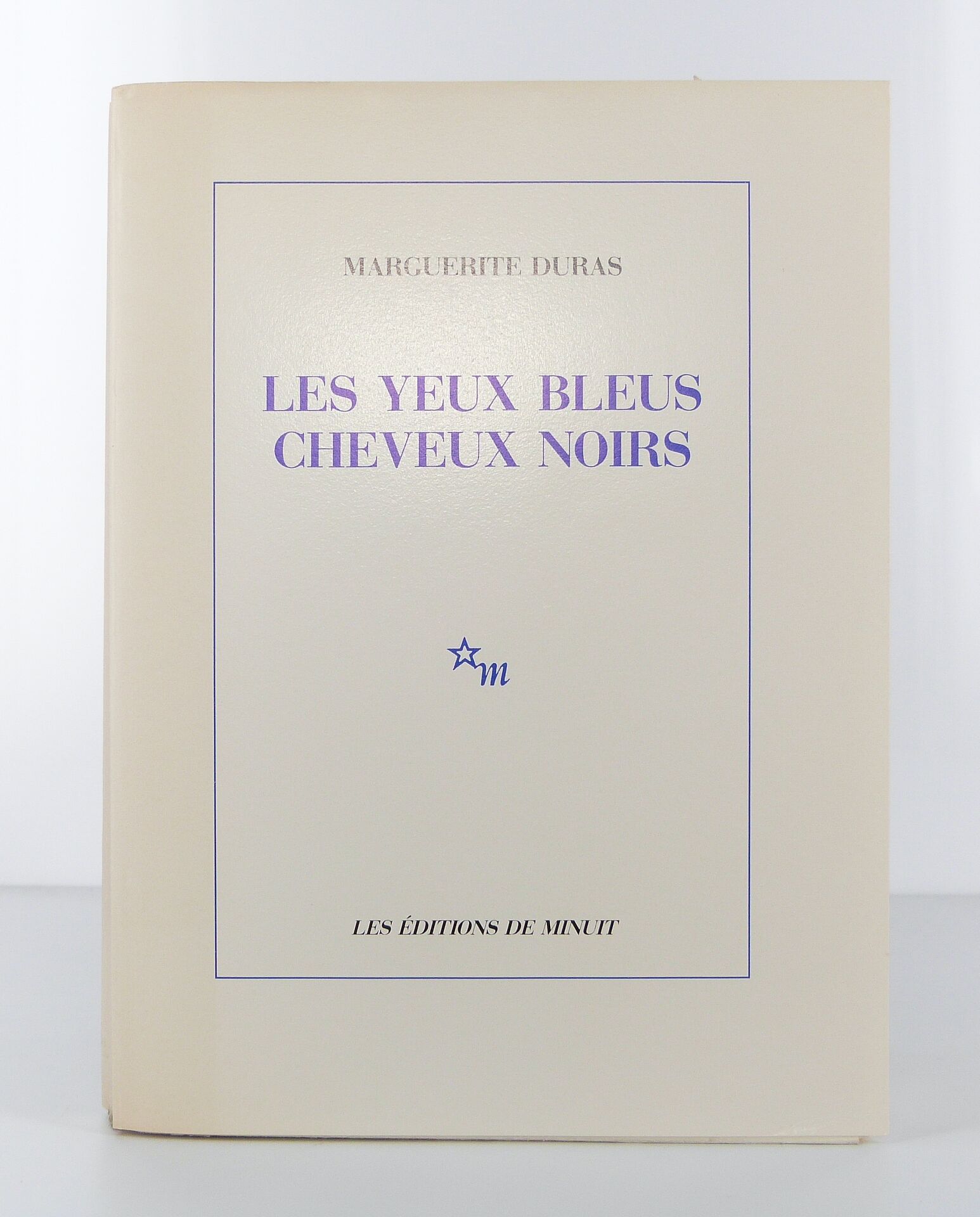 Les yeux bleus cheveux noirs